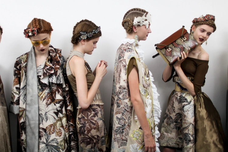 5 صيحات جمالية من وحي عروض 