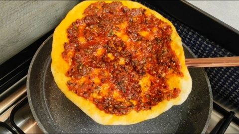 كيفية تجهيز صلصة المحمرة للمناقيش