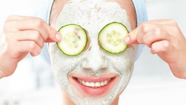 تخلصي من إرهاق البشرة بأقنعة منزلية عضوية قبل العيد