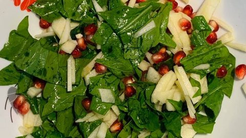 كيفية تجهيز سلطة الجرجير بالتفاح