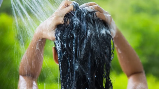 3 علامات تخبرك أنك تستخدمين الشامبو الخاطئ!