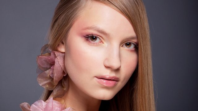 أسرار تطبيق البرونزر لمكياج صيفي أنيق!