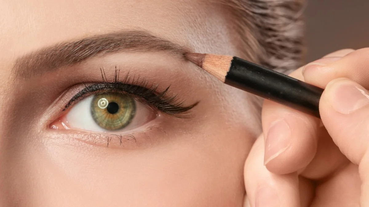 3 أخطاء عند رسم الحواجب