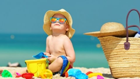كيف نحمي أطفالنا من ضربة الشمس عند الذهاب للشاطئ