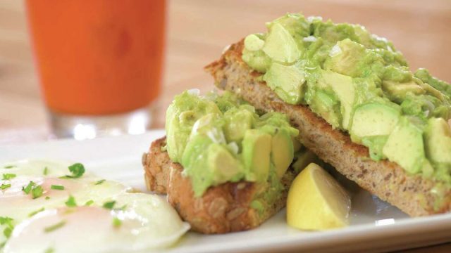 كيفية تجهيز توست الأفوكادو بالتونة