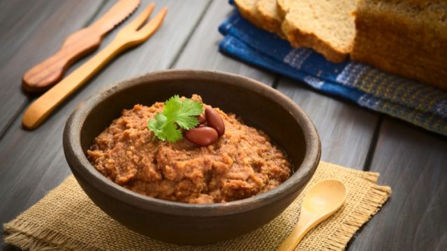 كيفية تجهيز تغميسة حمص الفاصوليا الحمراء