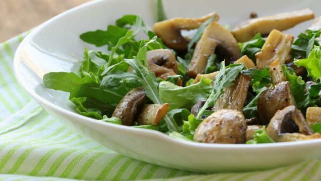 كيفية تجهيز سلطة الجرجير بالفطر