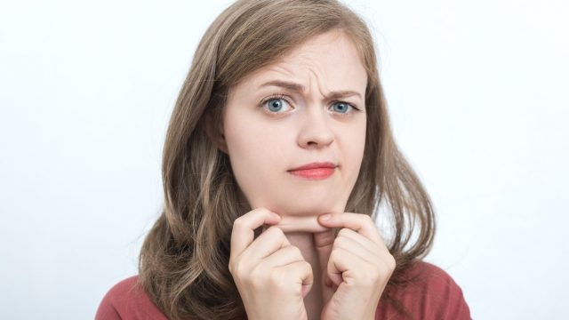 4 حيل بسيطة للتخلص من الذقن المزدوج