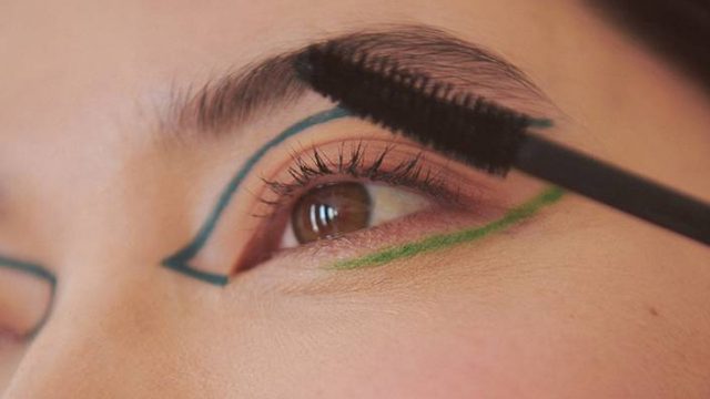 كيفية فصل الرموش باستخدام الماسكرا