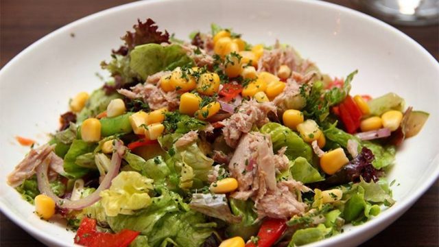 كيفية تجهيز سلطة الخس بالتونة