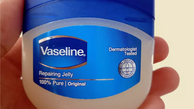 الفازلين أفضل مزيل لمكياج العيون