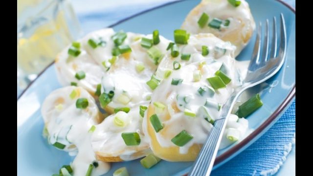 كيفية تجهيز سلطة البطاطس بالزبادي