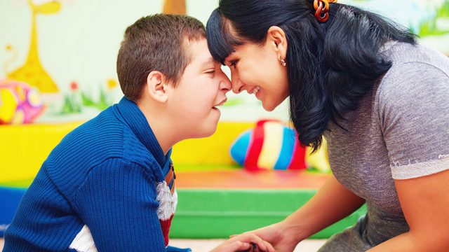 كيفية التعامل مع طفل التوحد