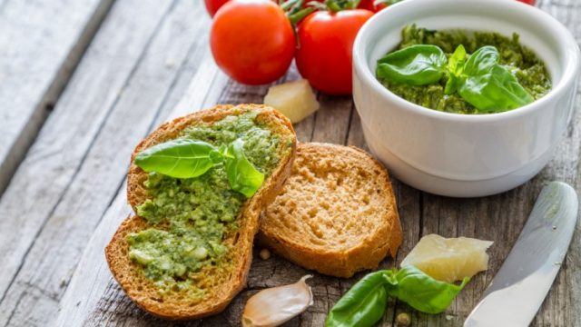 كيفية تجهيز خبز الثوم بالبيستو