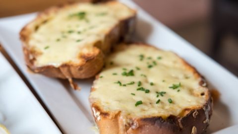 كيفية تجهيز خبز ثوم بالموزاريلا