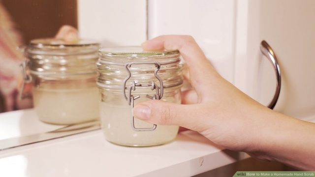 مقشرات يدوية منزلية الصنع للحفاظ على نعومة يديك هذا الشتاء