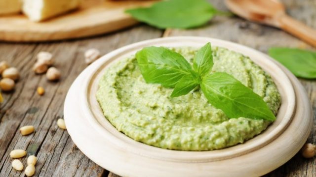 طريقة إعداد حمص بصلصة البيستو