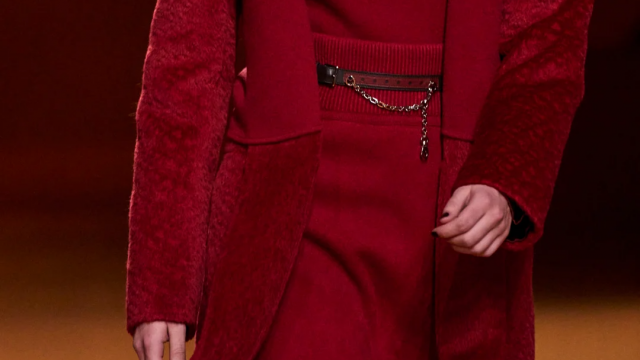 طرق تنسيق المعطف باللون الأحمر في سهرات نهاية السنة