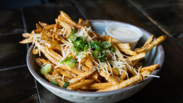 كيفية تجهيز البطاطس المقلية بالجبن