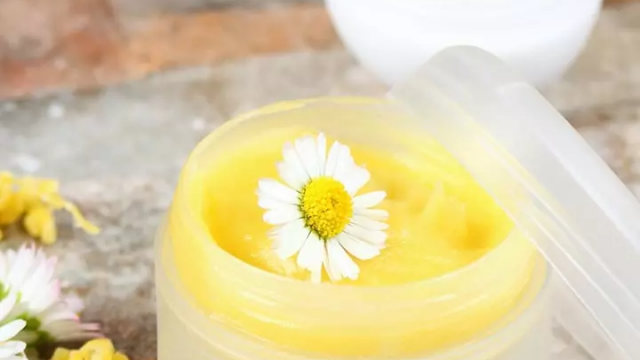 بلسم جوز الهند لوقاية شفاهك من التشقق