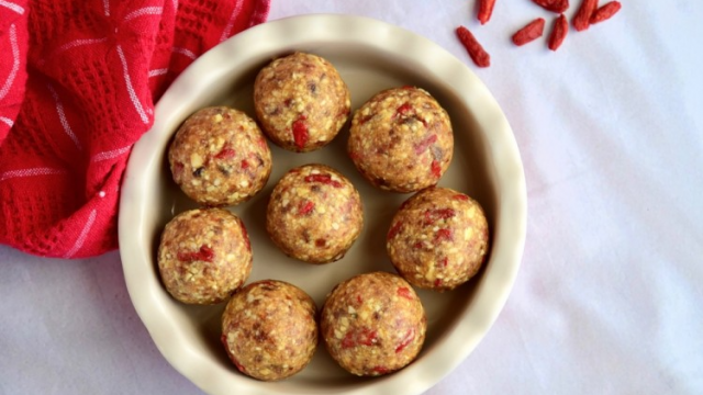 كيفية تجهيز كرات الطاقة باللوز والتوت