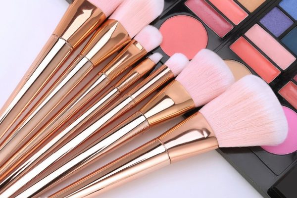 أدوات أساسية لإطلالة مكياج مثالية