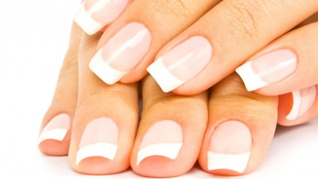 تعانين من هشاشة الأظافر؟ جربي هذه الوصفات!