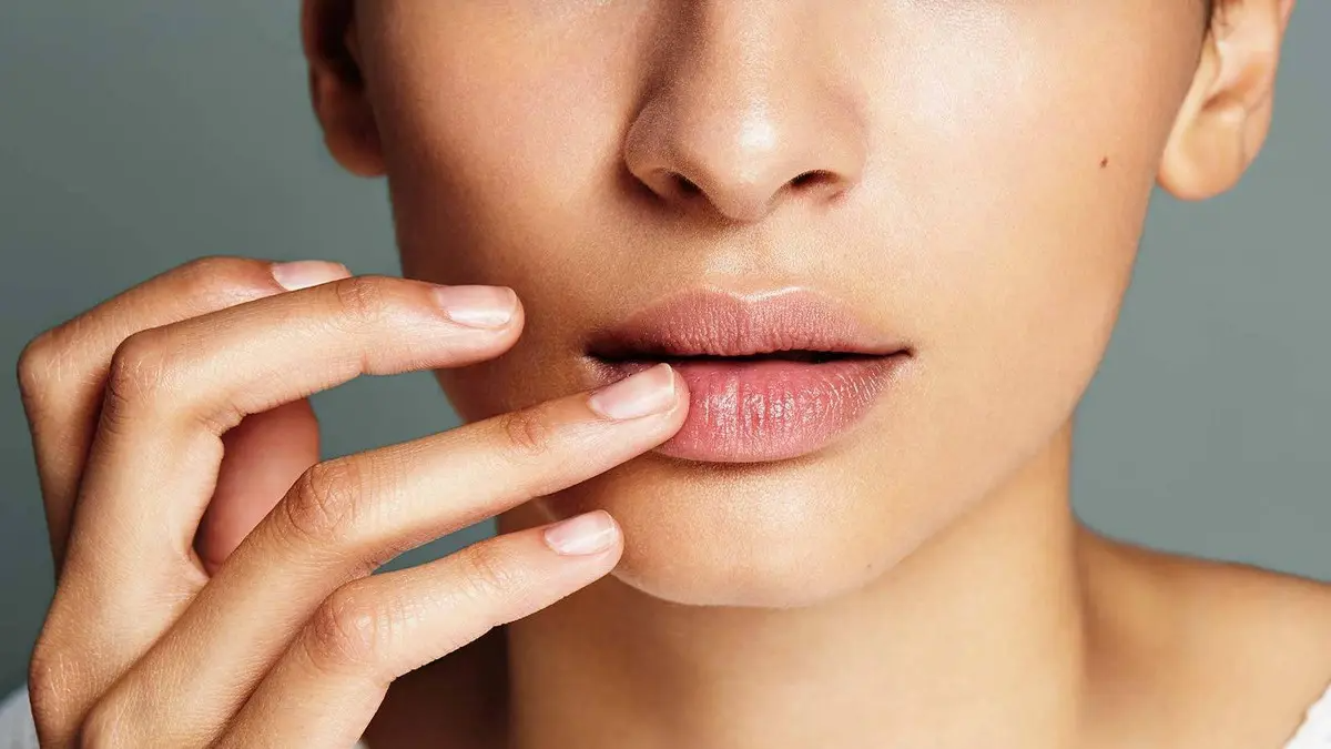 إليك أسرار الحصول على إطلالة ملمع شفاه جذابة!