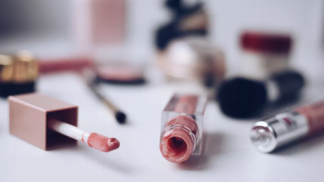 إليك أسرار الحصول على إطلالة ملمع شفاه جذابة!