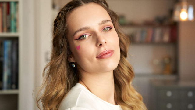 رسمة آيلاينر جذابة باللون الوردي بالفيديو