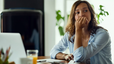 للمرأة العاملة: 3 تقنيات لإدارة قلق الأداء