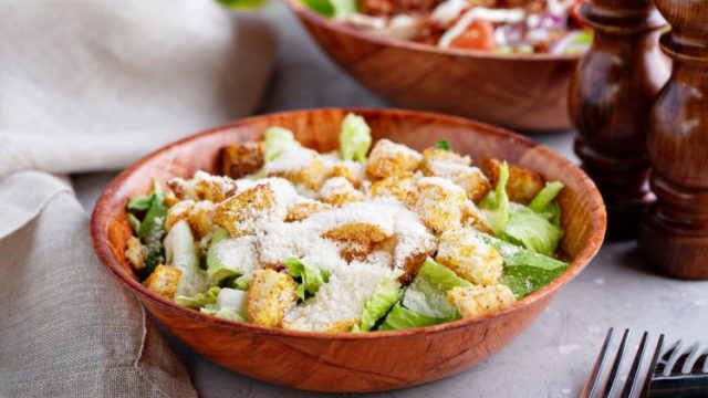 كيفية تجهيز سلطة السيزر لحمية الكيتو