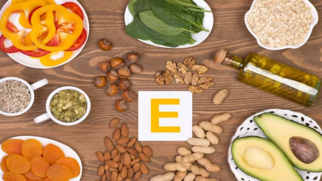 فوائد فيتامين E وأفضل مصادره الغذائية