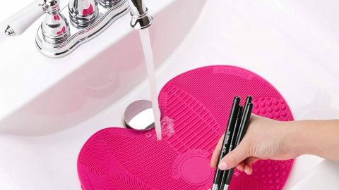 كيفية تنظيف أدوات المكياج للحفاظ على بشرتك