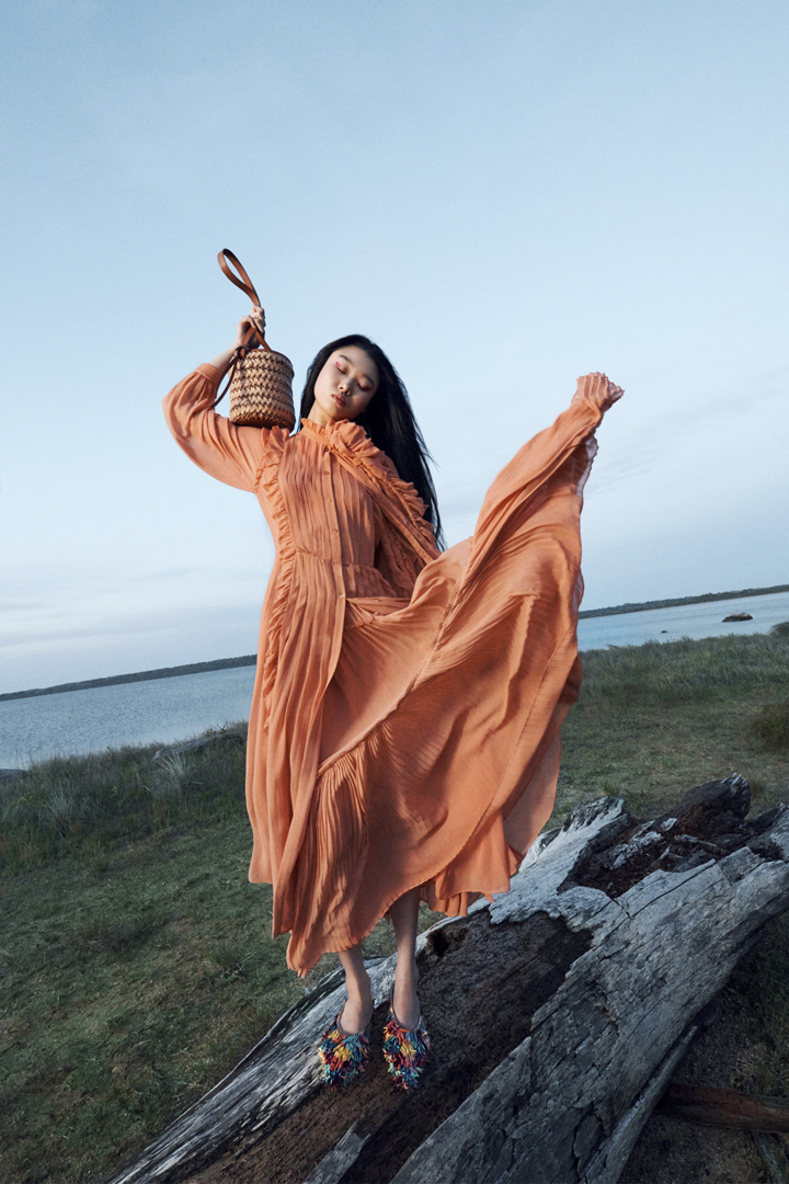 أفكار ملهمة لتنسيق الفساتين الملونة