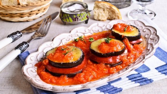 خطوات إعداد الباذنجان المشوي مع صلصة الطماطم للرجيم