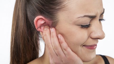 طرق طبيعية للتخفيف من التهاب الأذن