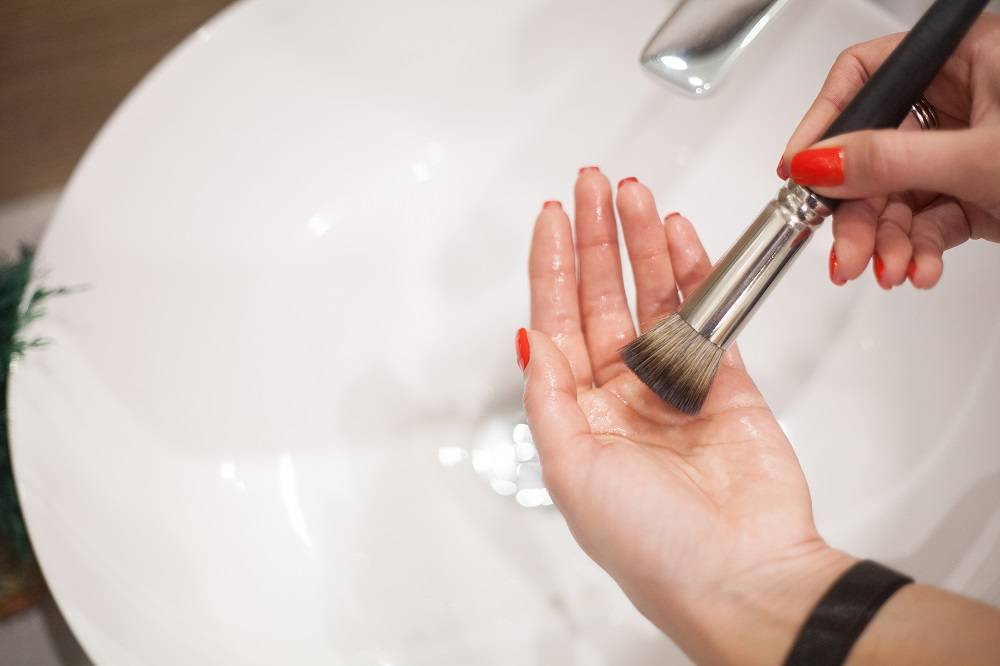 كيفية تنظيف أدوات المكياج