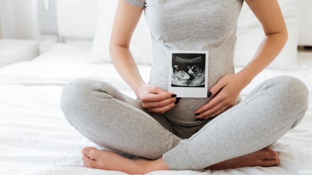 أعراض الحمل الأولية وتطورات الجنين في الأشهر الأولى من الحمل