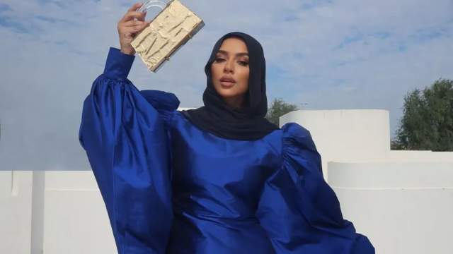 نصائح خبراء الموضة لاختيار قصات فساتين المحجبات السواريه لإخفاء عيوب الجسم