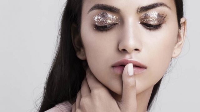 التجديد في مكياج العيون : تجربة الألوان الجريئة والأساليب الجديدة