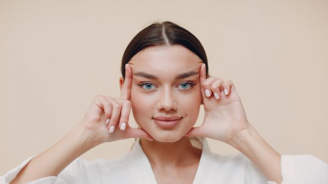 طرق شد الوجه الطبيعية : نصائح للحصول على بشرة مشدودة وشابة
