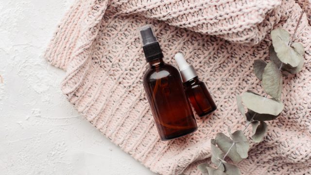 كيفية العناية بالشعر في الشتاء : نصائح للحفاظ على شعرك صحيًا وجميلًا