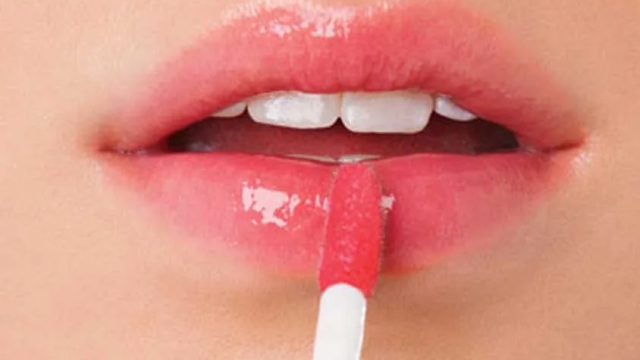 أفضل منتجات ملمع الشفاه العالمية لإطلالة متألقة