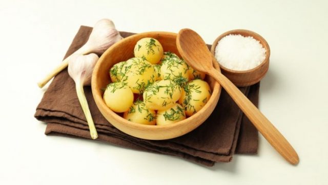 كيفية تجهيز سلطة البطاطس بالثوم