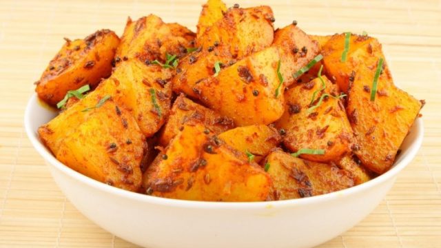 كيفية تجهيز سلطة البطاطس بالكاري