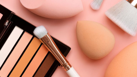 كيفية العناية بأدوات المكياج والحفاظ على نظافتها