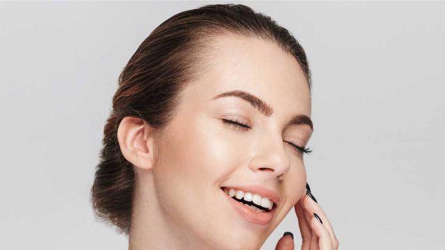 أفضل الزيوت الطبيعية لترطيب البشرة قبل المكياج