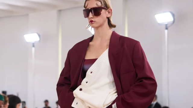 كيفية تنسيق الجاكيت البرغندي بطرق مختلفة للحصول على إطلالات جميلة