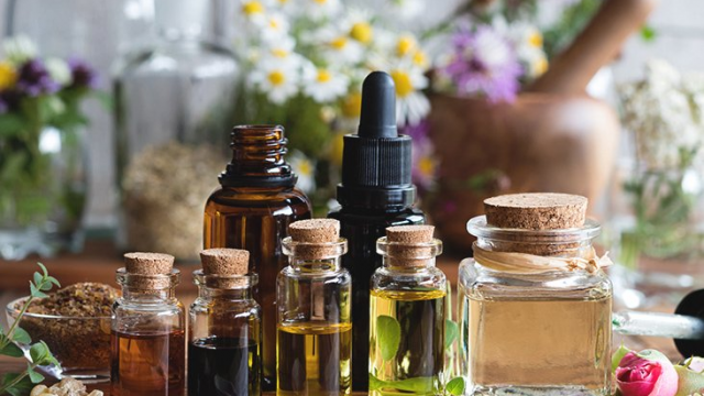 أفضل الزيوت الطبيعية للترطيب حسب نوعية البشرة